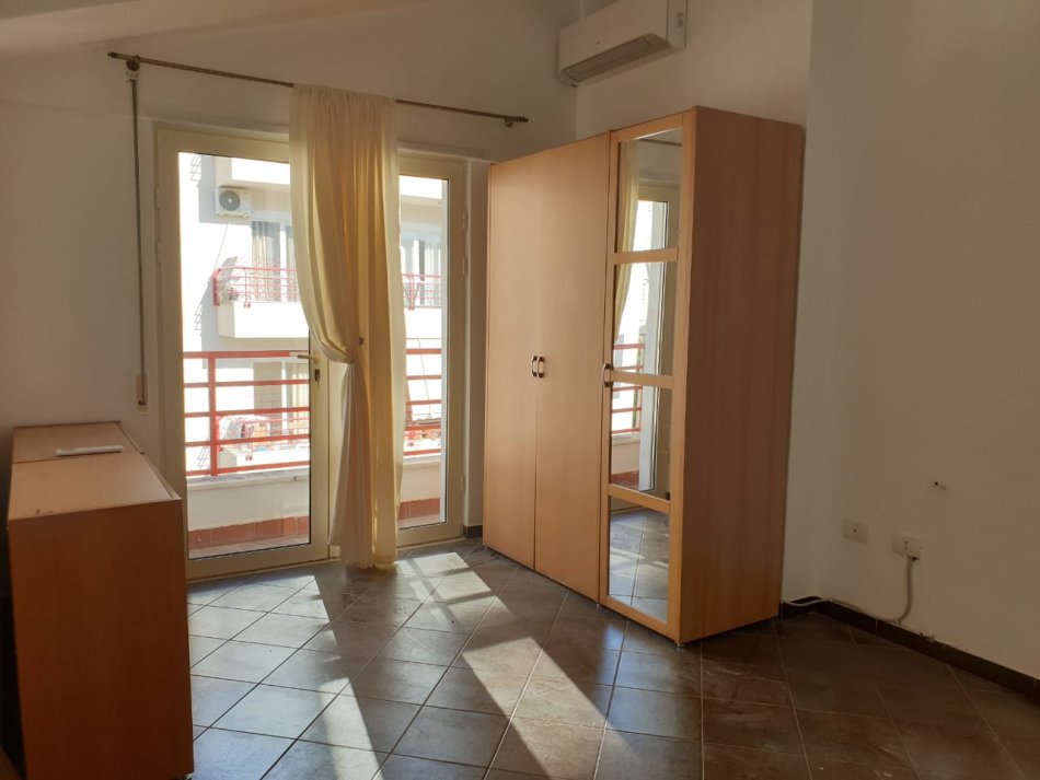 Tirane, jepet me qera apartament 4+1 Kati 5, 210 m² 1.200 € (liqeni i thate)