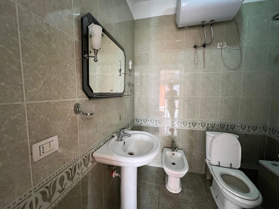 Tirane, jepet me qera apartament 2+1+Ballkon Kati 5, 100 m² 500 € (Selvia)