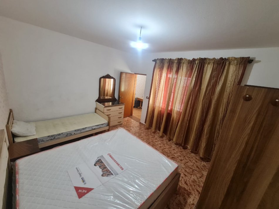 Tirane, jepet me qera apartament 1+1 Kati 1, 50 m²350 € (QSUT)
