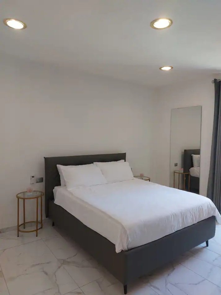 Tirane, jepet me qera apartament 2+1+Ballkon Kati 4, 96 m² 1.400 € (rruga e kosovareve)