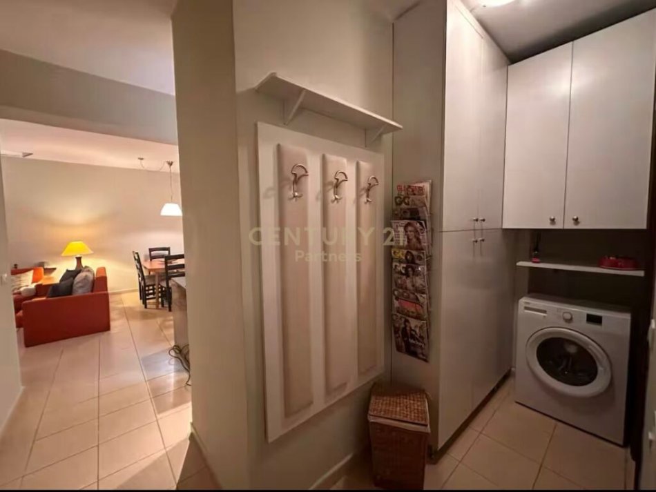 Tirane, jepet me qera apartament 2+1+Ballkon + PARKIM,  Kati 4, 97 m² 600 € (Rruga Barrikadave, prane qendres se Tiranes.)