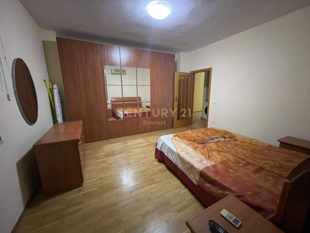 Tirane, jepet me qera apartament 3+1+A+BLK Kati 3, 160 m² 800 Euro (Stadiumi Air Albania)