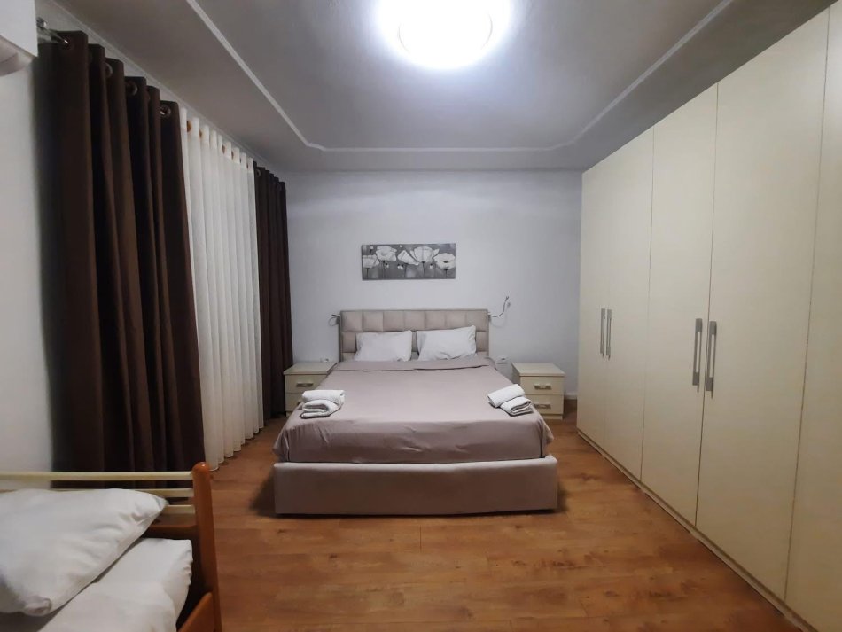 Tirane, jepet me qera apartament duplex 3+1 Kati 1, 160 m² 1.100 € (selvia)