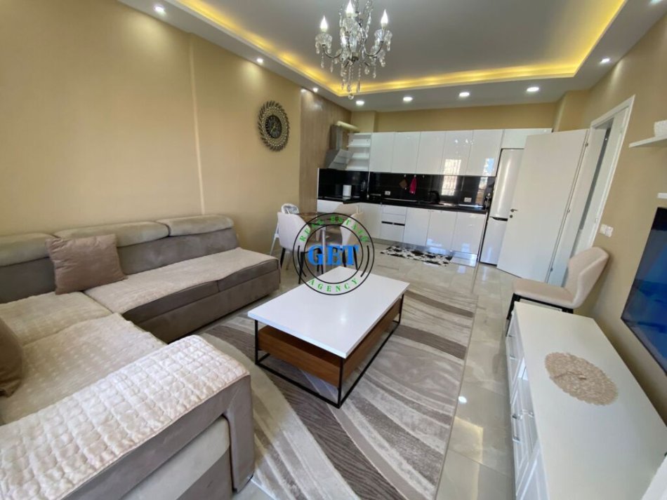 Durres, jepet me qera apartament 2+1+Ballkon Kati 3, 101 m² 700 € (Qender, Durres!)