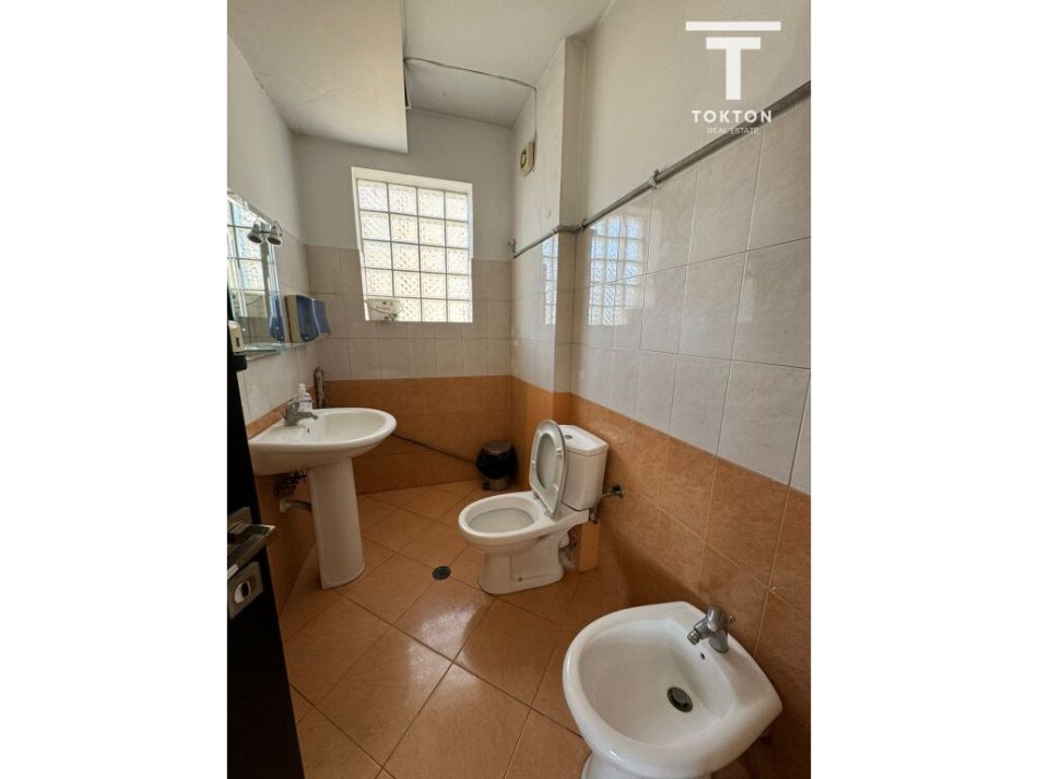 Tirane, shitet ambjent biznesi Kati 1, 134 m² 335.000 € (Kinostudio, Tiranë, TT 1454)