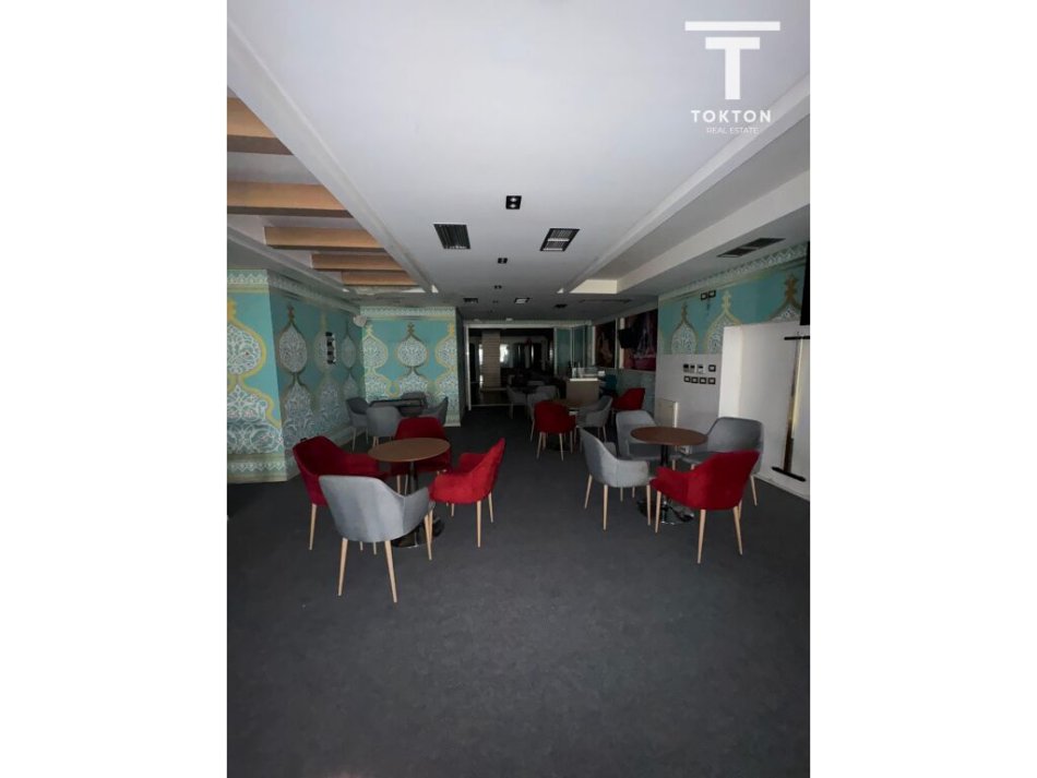 Tirane, jepet me qera ambjent biznesi Kati -1, 230 m² 2.000 € (21 Dhjetori, Tiranë, TT 1455)
