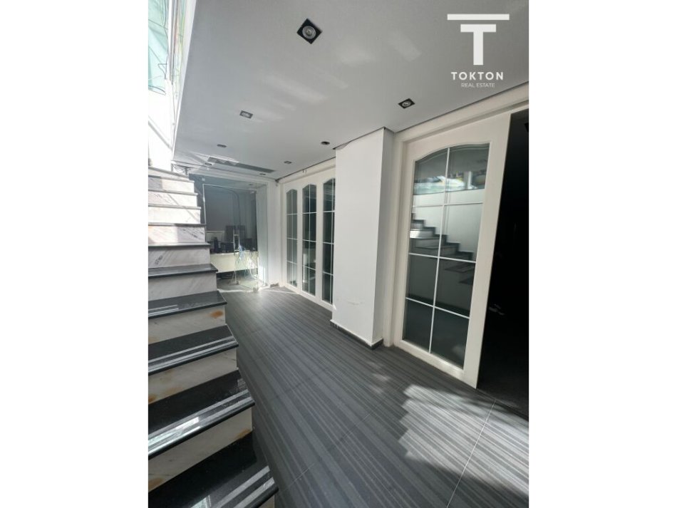 Tirane, jepet me qera ambjent biznesi Kati -1, 230 m² 2.000 € (21 Dhjetori, Tiranë, TT 1455)