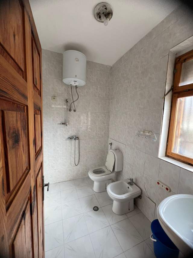 Tirane, jepet me qera shtepi 3+1+BLK Kati 1, 84 m² 400 Euro (Xhamlliku)