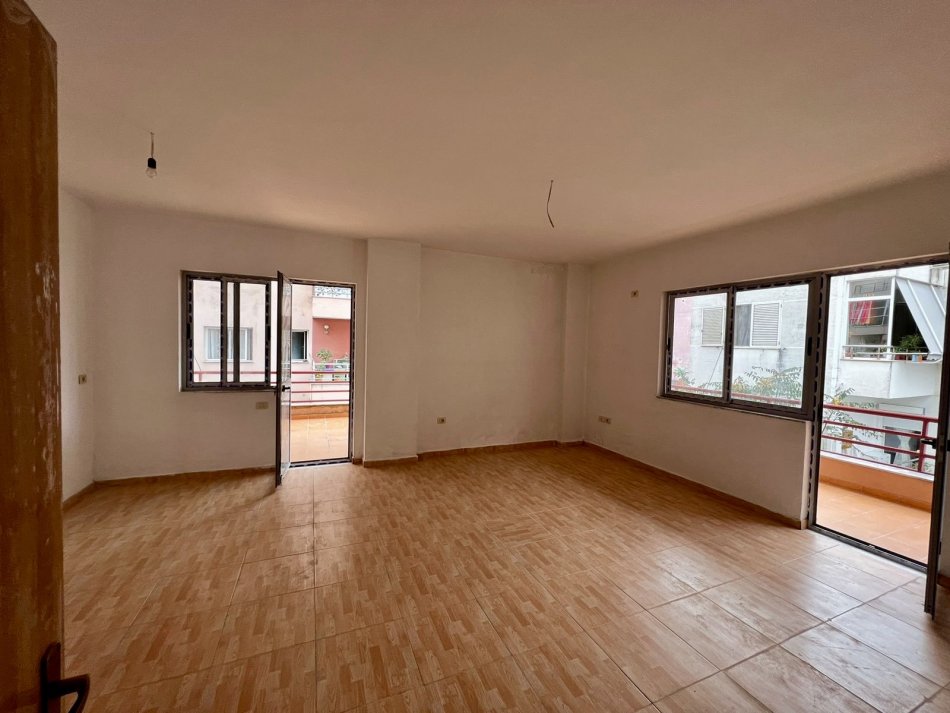 Tirane, shitet apartament 2+1+Aneks+Ballkon Kati 2, 133 m² 193.000 € (Kodra e Diellit afer Eleonores)