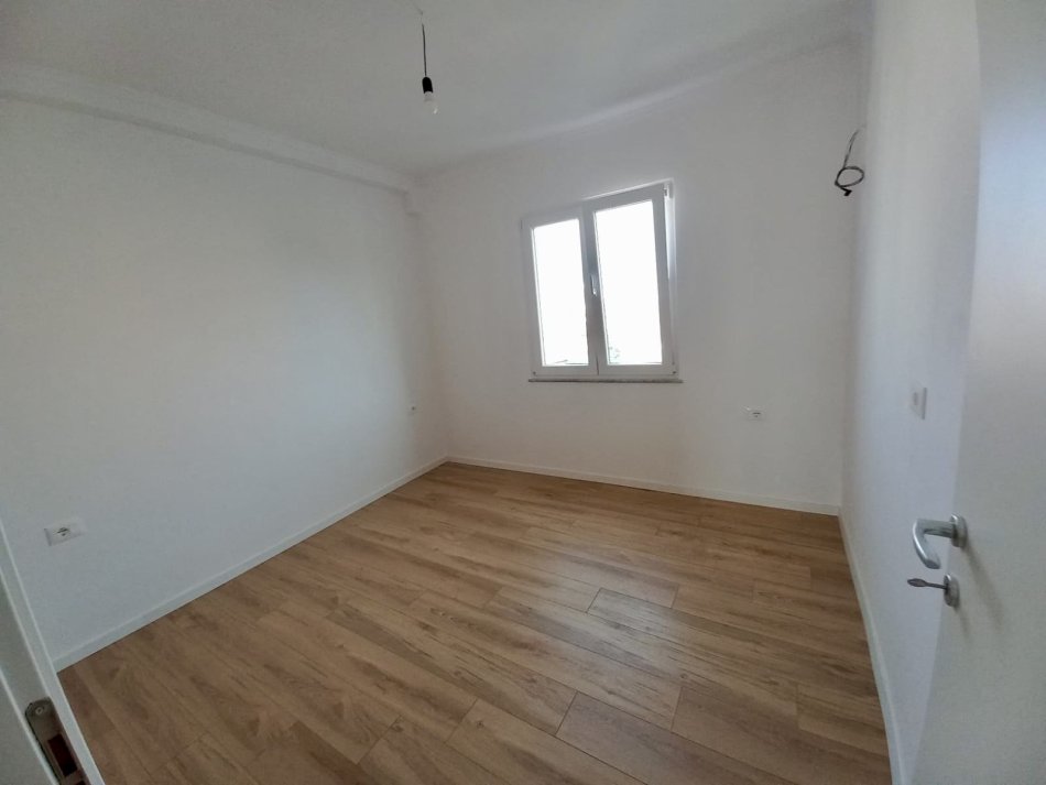 Tirane, shitet apartament 1+1+Aneks+Ballkon Kati 5, 53 m² 79.000 € (Cajupi te Shkolla)