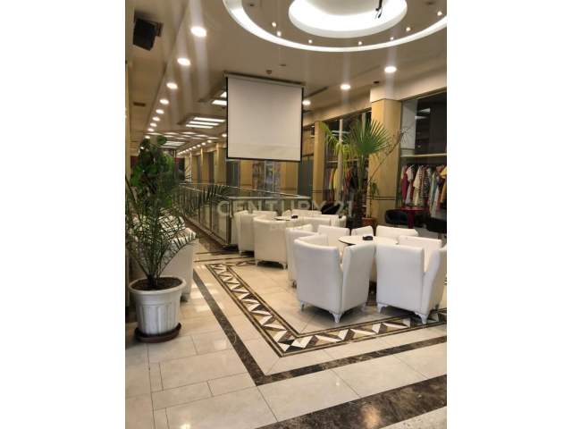 Jepet me qera bar-kafe te Galeria 17 Nentori! 620 Euro