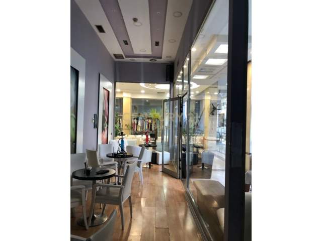 Jepet me qera bar-kafe te Galeria 17 Nentori! 620 Euro