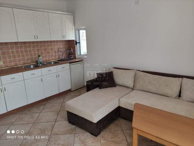 Tirane, shes apartament 1+1+BLK Kati 5, 169 m² 100.000 Euro (Medreseja)