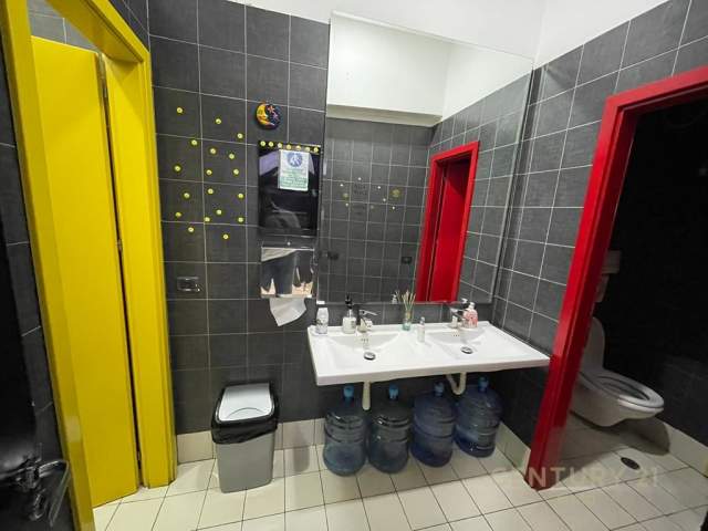 Tirane, jepet me qera ambjent biznesi Kati 2, 102 m² 750 Euro (Rruga e Barrikadave Tirana, Albania)