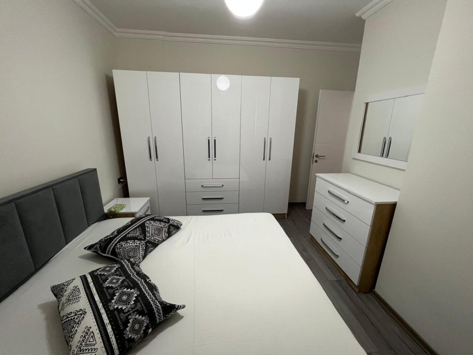Tirane, jepet me qera apartament 1+1 Kati 6, 82 m² 600 € (Delijorgji Blue)