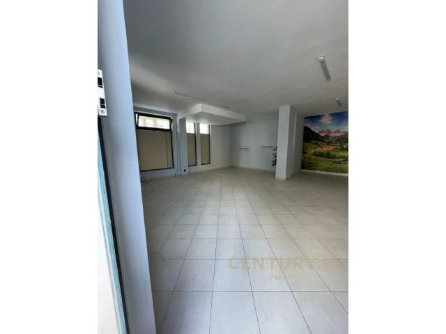 Tirane, jepet me qera ambjent biznesi Kati 1, 73 m² 300 Euro (Liqeni i Thatë)