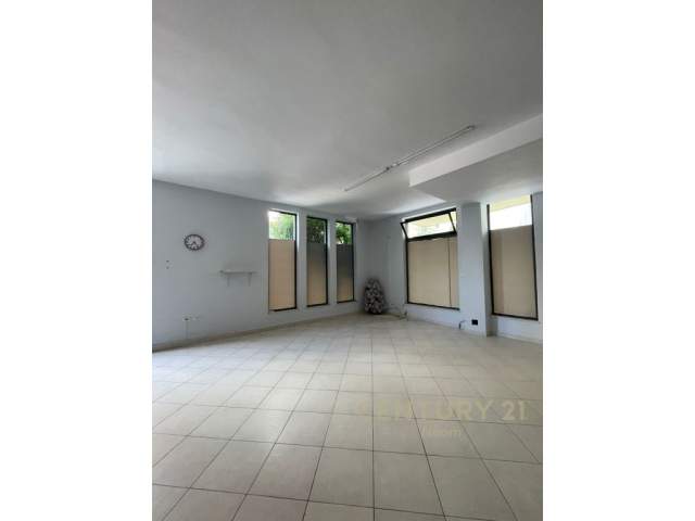 Tirane, jepet me qera ambjent biznesi Kati 1, 73 m² 300 Euro (Liqeni i Thatë)