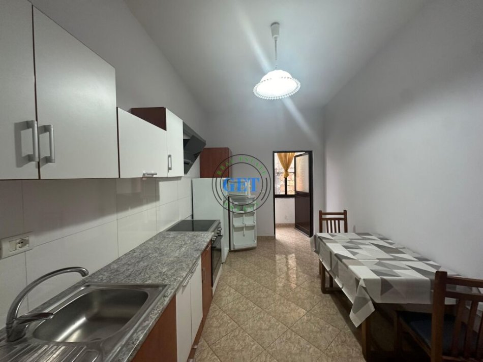 Durres, jepet me qera apartament 1+1+Ballkon Kati 2, 75 m² 300 € (Sheshi Pranvera , Durres)