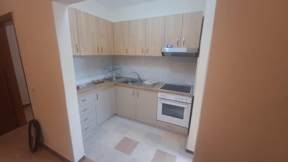 Tirane, jepet me qera apartament 2+1 Kati 1, 80 m² 500 € (rruga hysen gjura)
