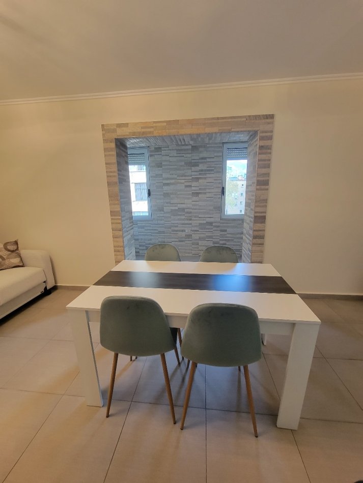 Tirane, jepet me qera apartament 1+1 Kati 3, 60 m² 550 € (BRRYL)