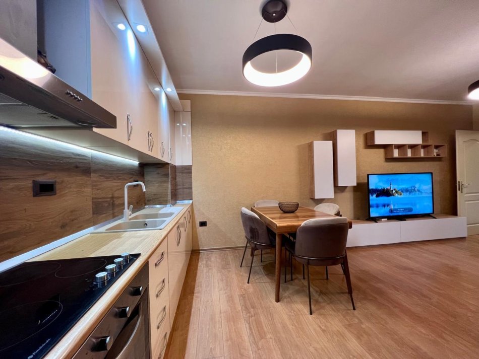 Tirane, shitet apartament 1+1+Ballkon , 66 m² 140.000 € (Shkolla e kuqe)