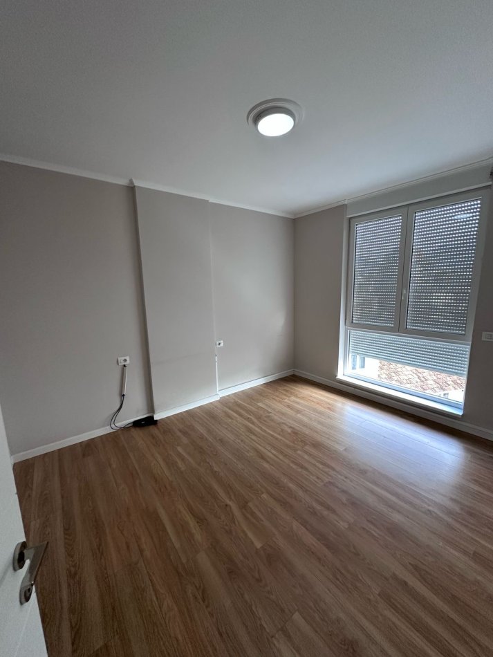Tirane, jepet me qera zyre Kati 3, 121 m² 1.000 € (21 Dhjetori)