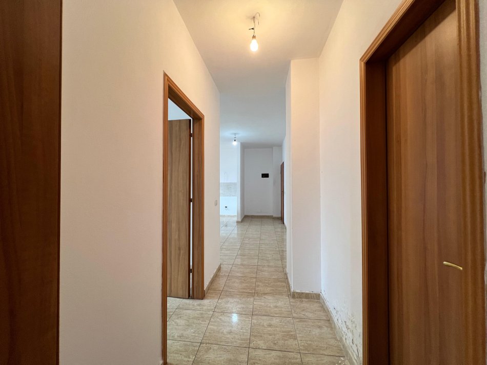 Tirane, jepet me qera apartament 2+1+Ballkon Kati 5, 100 m² 500 € (Selvia)