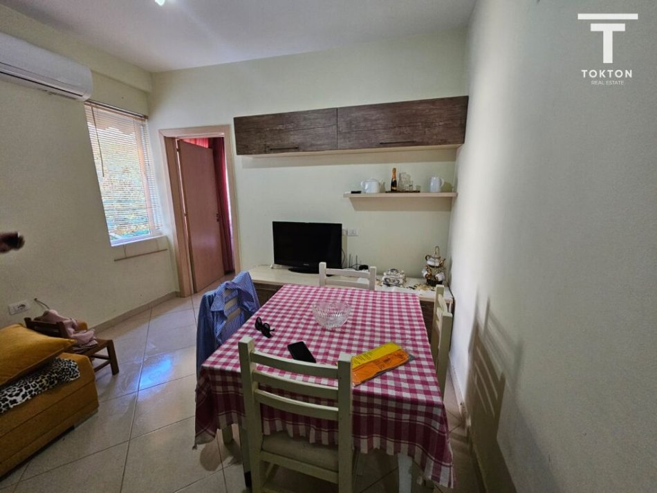 Tirane, jepet me qera apartament 1+1 Kati 2, 60 m² 320 € (Rruga e Dajtit, Fresku, Tiranë, TT 1466)
