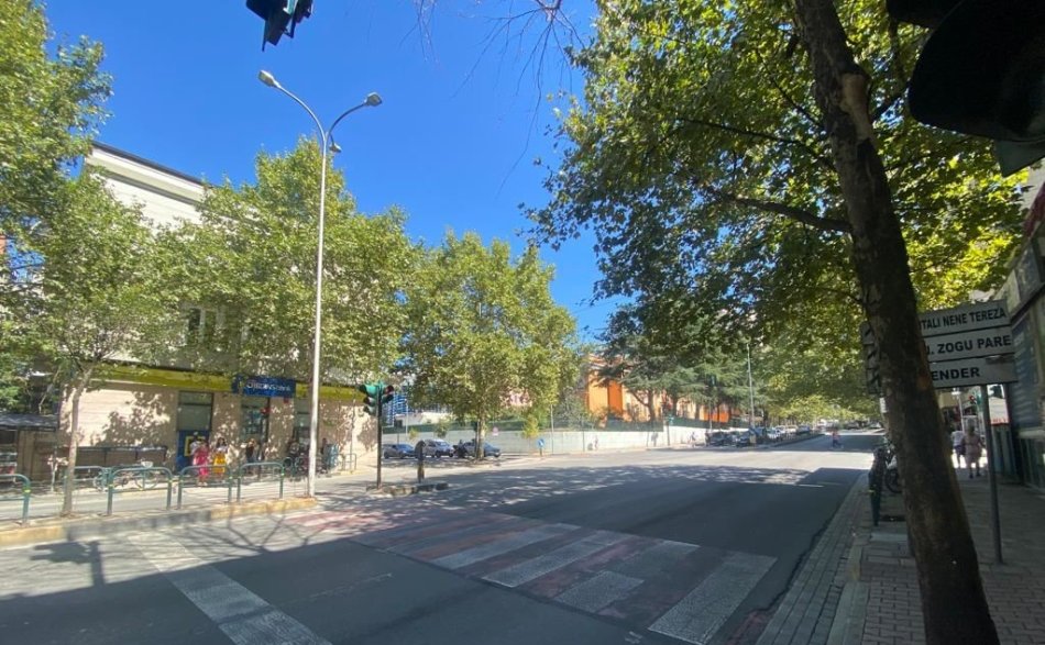 Tirane, jepet me qera dyqan Kati 0, 25 m² 700 € (stacioni i trenit)