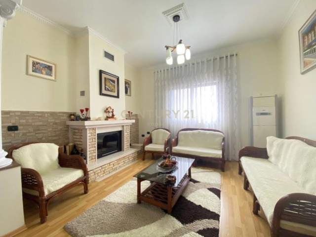 Tirane, jepet me qera apartament 400 Euro