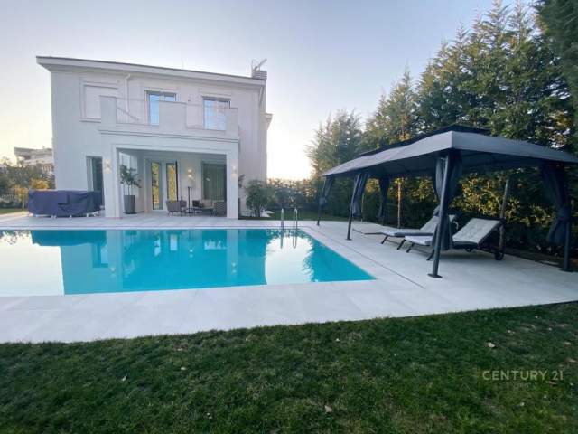 VILE TE ROLLING HILL PER SHITJE, 1.025 m² Euro
