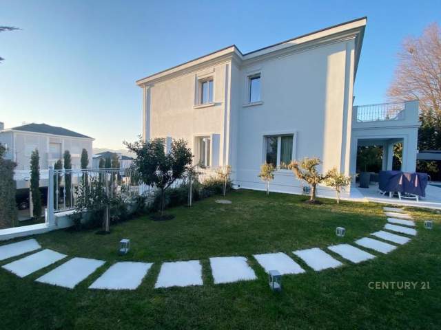 VILE TE ROLLING HILL PER SHITJE, 1.025 m² Euro