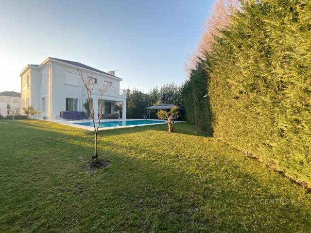 VILE TE ROLLING HILL PER SHITJE, 1.025 m² Euro