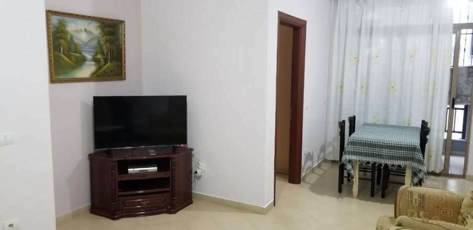 Tirane, jepet me qera apartament 1+1 Kati 3, 360 m² 360 € (Astir)