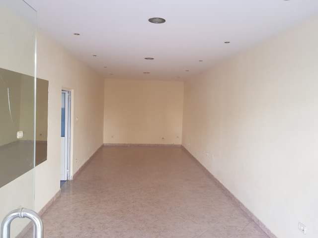 Elbasan, jepet me qera dyqan 18 m² 5000 Leke