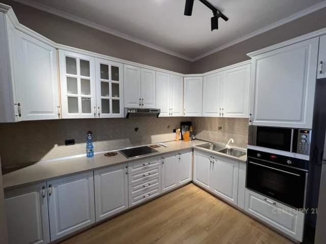 Tirane, shes apartament 4+1 Kati 4, 133 m² 130.000 Euro (Kompleksi Grand)