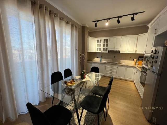 Tirane, shes apartament 4+1 Kati 4, 133 m² 130.000 Euro (Kompleksi Grand)