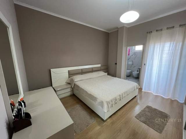 Tirane, shes apartament 4+1 Kati 4, 133 m² 130.000 Euro (Kompleksi Grand)