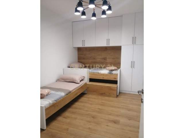Tirane, jepet me qera apartament 5+1 Kati 5, 112 m² 950 Euro (Garda Pallati Vega)