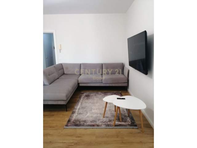 Tirane, jepet me qera apartament 5+1 Kati 5, 112 m² 950 Euro (Garda Pallati Vega)