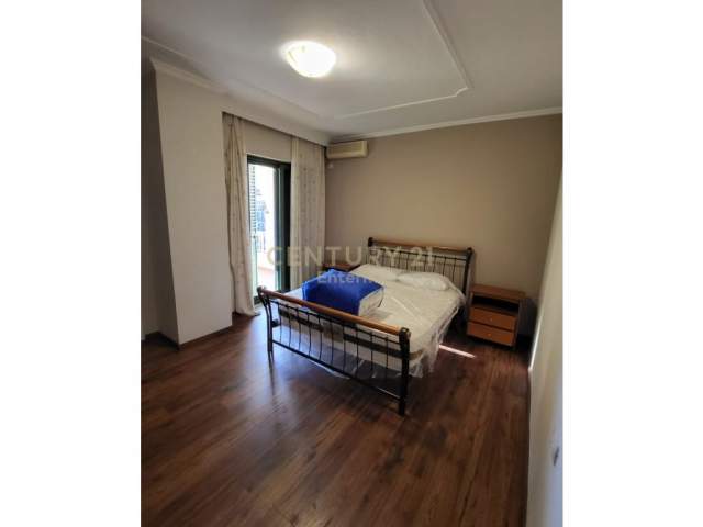 Tirane, jap me qera apartament 2+1+BLK Kati 10, 96 m² 1.000 Euro (ish blloku)