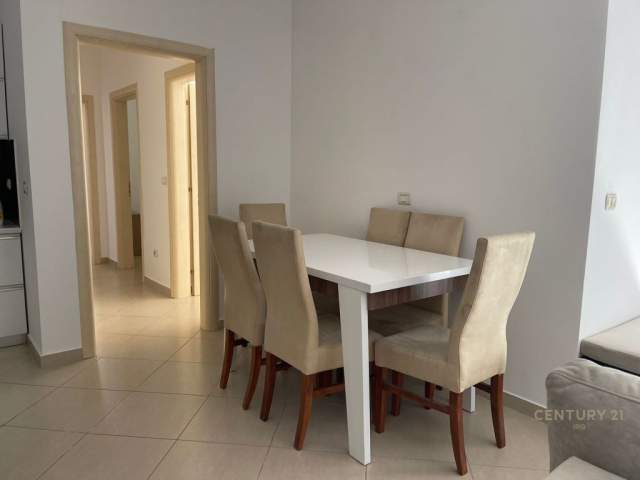 Tirane, jepet me qera apartament 5+1 Kati 3, 129 m² 450 Euro (Ish Stacioni Trenit)