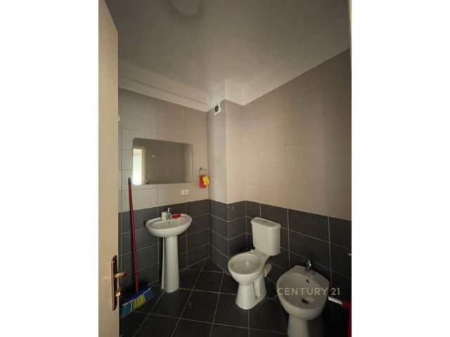 Tirane, jepet me qera apartament 5+1 Kati 3, 129 m² 450 Euro (Ish Stacioni Trenit)