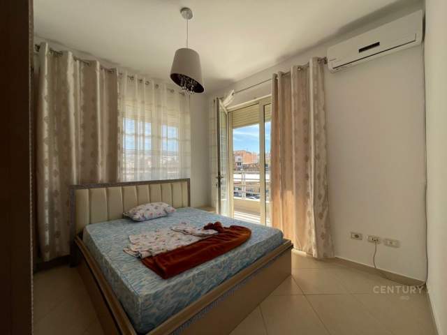 Tirane, jepet me qera apartament 5+1 Kati 3, 129 m² 450 Euro (Ish Stacioni Trenit)