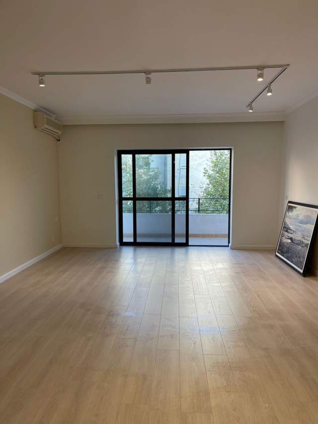 Tirane, jap me qera zyre Kati 2, 54 m² 350 Euro (Kristal Center)