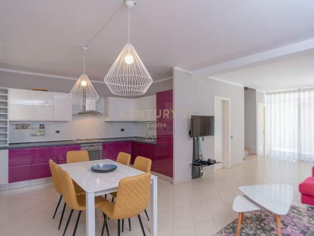 SHITET VILE ME PISHINE TEK KOMPLEKSI DIELL NE QERRET! 450 m² 500.000 Euro