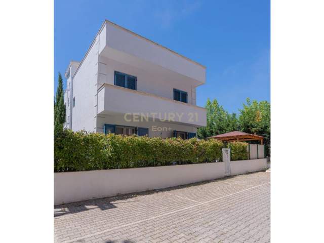 SHITET VILE ME PISHINE TEK KOMPLEKSI DIELL NE QERRET! 450 m² 500.000 Euro