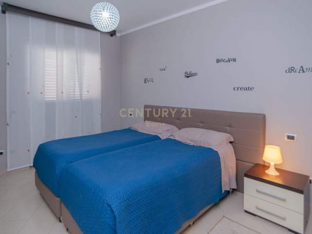 SHITET VILE ME PISHINE TEK KOMPLEKSI DIELL NE QERRET! 450 m² 500.000 Euro