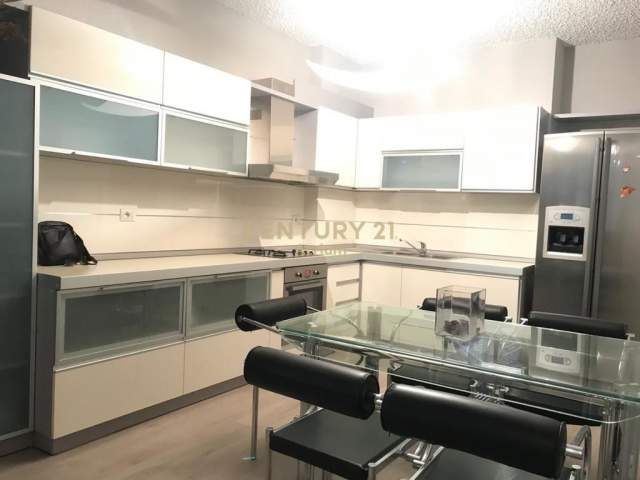 Tirane, jepet me qera apartament 5+1 Kati 2, 170 m² 800 Euro (Rr.Kosovareve)
