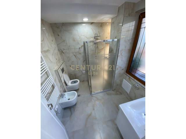 Tirane, jepet me qera apartament 1+1 Kati 1, 60 m² 500 Euro (Perball Delijorgjit)